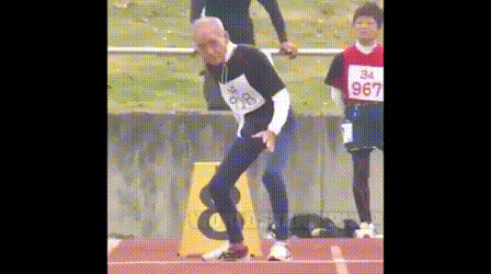 102岁的老爷子参加100米